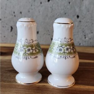 Vintage Floral White & Green Salt and Pepper Shakers in Excellent Preloved Cond.